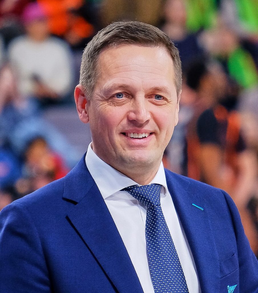 Aleksander Sekulic sonriendo en un partido de baloncesto