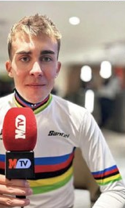 Benja Noval con el maillot arcoíris de campeón del mundo júnior durante su entrevista con MARCA en Montreal