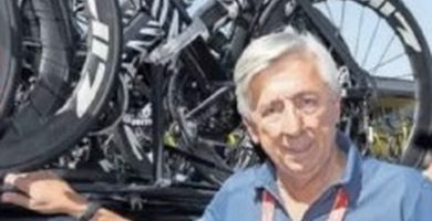 Eusebio Unzue posando junto al coche del Movistar Team durante La Vuelta a Espana 2026