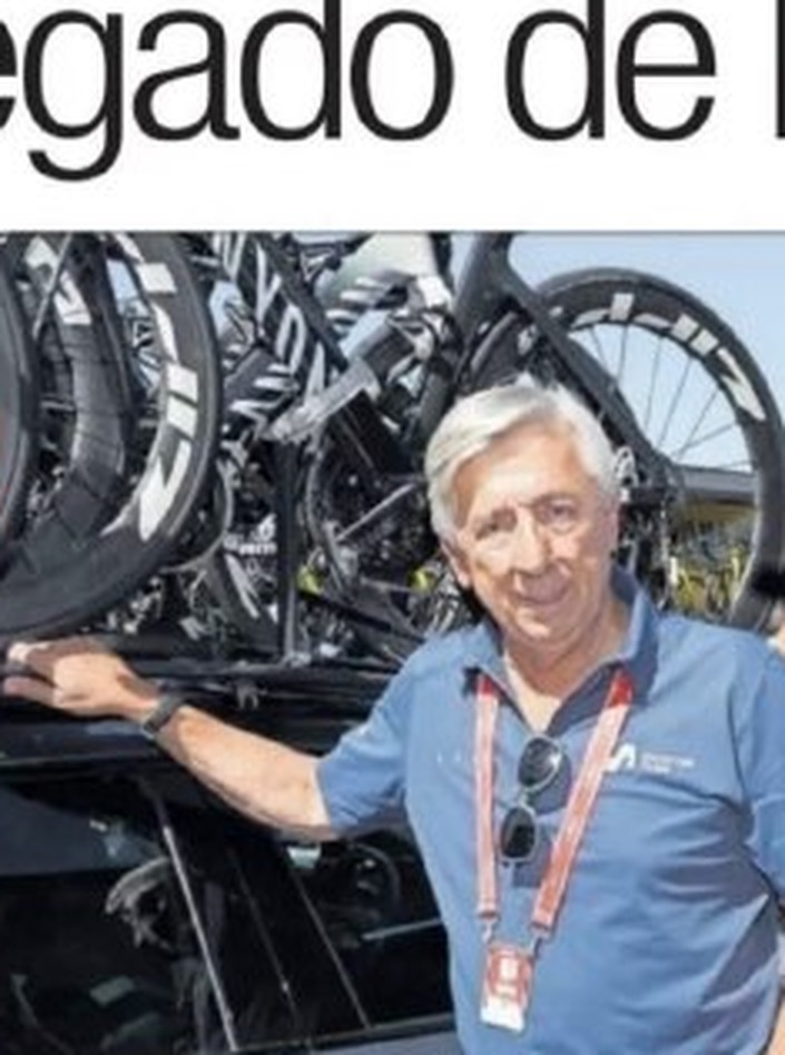 Eusebio Unzue posando junto al coche del Movistar Team durante La Vuelta a Espana 2026