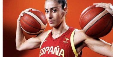 Maria Conde posando con la camiseta de la seleccion espanola de baloncesto