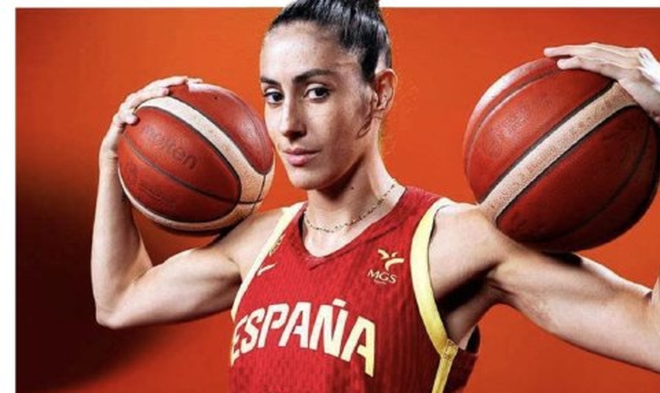 Maria Conde posando con la camiseta de la seleccion espanola de baloncesto