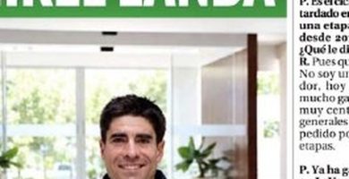 Mikel Landa sonriendo en una entrevista tras su triunfo de etapa en La Vuelta a Espana 2026
