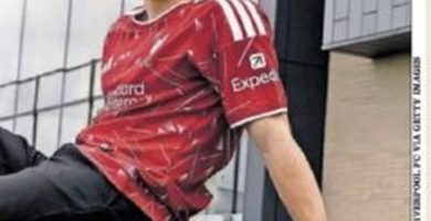 Victor Munoz posando con la camiseta del Liverpool FC
