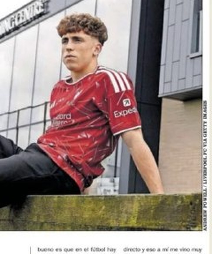 Victor Munoz posando con la camiseta del Liverpool FC