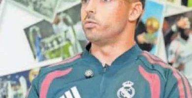 Raul Asencio con el balon de la Champions