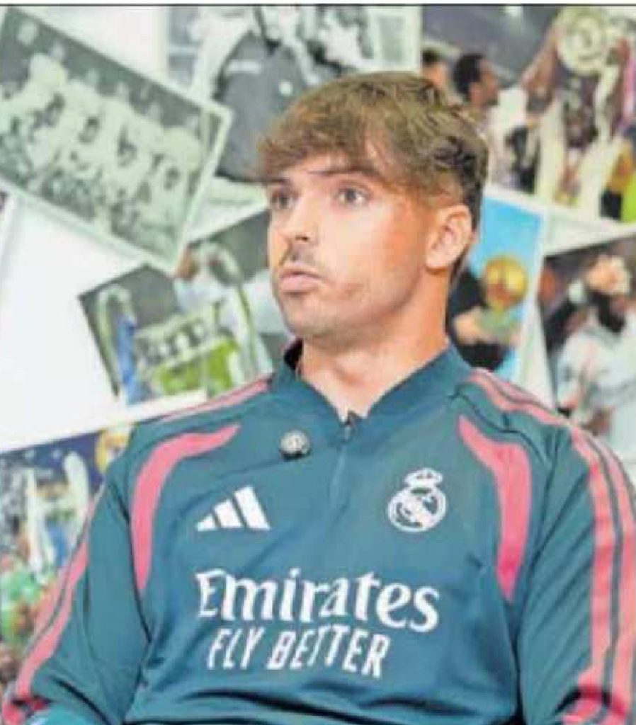 Raul Asencio con el balon de la Champions
