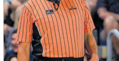 Daniel Hierrezuelo arbitrando un partido