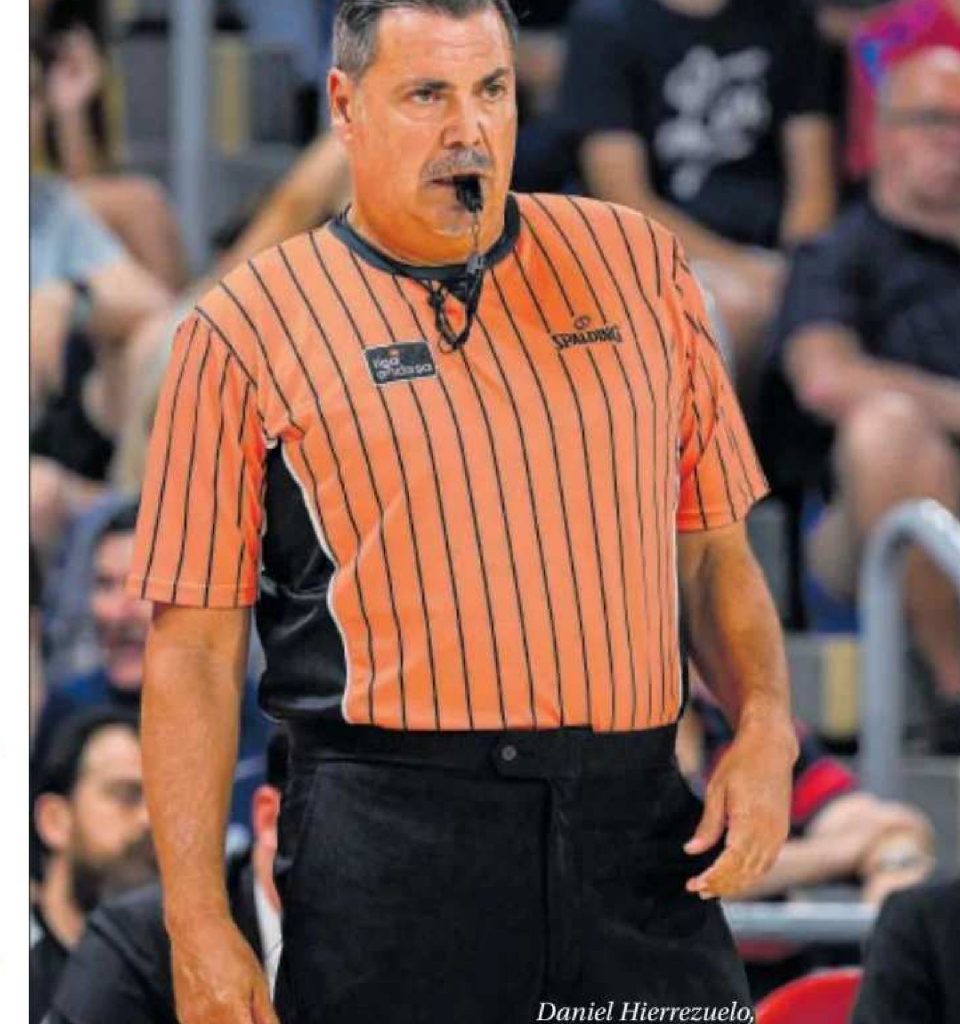 Daniel Hierrezuelo arbitrando un partido